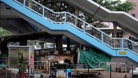 Cheung Muk-gun (72), warga Hong Kong, bergaji Rp 17 juta/bulan. Meski begitu ia memilih tinggal di gubuk di bawah JPO karena gajinya tak cukup untuk membayar biaya sehari-hari dan menyewa hunian. (Foto: Dok. REUTERS/Bobby Yip)