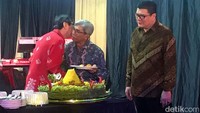 Menkumham Yasonna Laoly memberikan potongan tumpeng itu kepada Wakil Menlu Abdurahman Mohammad Fachir dan kepada dubes Zimbabwe, Alice Mageza.