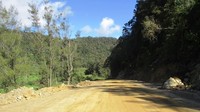 Untuk penanganan ruas Jalan Enarotali-Sugapa berlanjut sepanjang 15,51 km melalui 2 paket pekerjaan kontraktual yakni Paket Enarotali-Sugapa I sepanjang 7,78 km dengan biaya mencapai Rp 58,33 miliar dan Enarotali-Sugapa II sepanjang 7,73 km dengan biaya sebesar Rp 57,97 miliar. Pool/Kementerian PUPR.