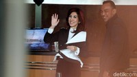 Dokter Sonia melambaikan tangan sambil tersenyum kepada awak media.