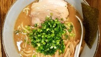 Ramen dengan irisan daging dan kuah miso ini khas racikan ramen Tokyo. Taburan daun bawang cincang pastinya bikin ramen makin renyah enak.Foto: Istimewa