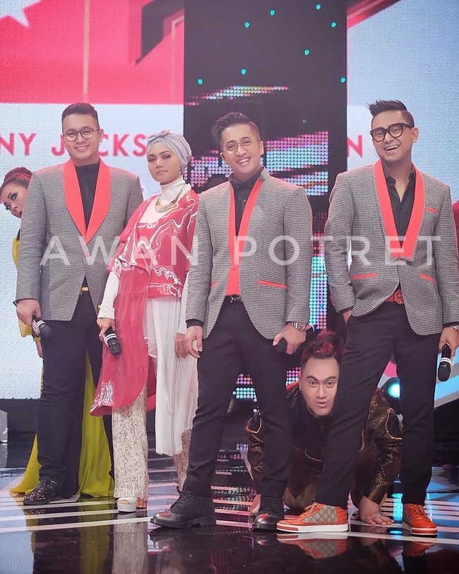 Ramzi yang kini menjadi presenter acara dangdut di sebuah stasiun televisi tampil dengan sepatu Gucci seharga US$ 540 atau sekitar Rp 7,2 juta. Foto: Dok. Awan Potret