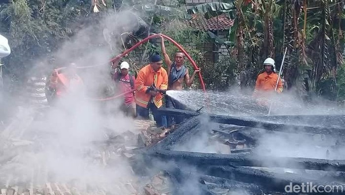 Lupa Matikan Api Tungku, Sebuah Rumah di Rembang Ludes Terbakar