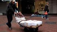 Lantaran hal tersebut, Cheung Muk-gun memilih untuk tinggal di sebuah gubuk yang dibangunnya sendiri di bawah sebuah jembatan penyeberangan di Mong Kok. (Foto: Dok. REUTERS/Bobby Yip)