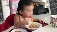 Thalia, putri pasangan artis Ruben Onsu dan Sarwendah ini ternyata sangat suka tempe. Apapun makananya musti ada tempe setiap hari kalau mau makan, tulis Ruben dalam postingan Instagramnya. Foto: Istimewa