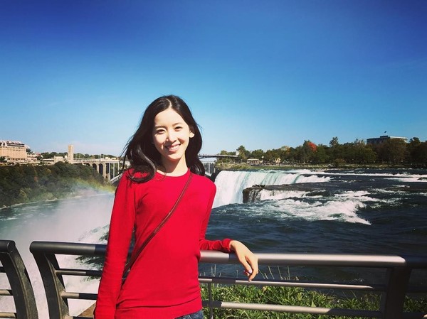 hang juga sempat liburan ke Amerika Serikat dan berpose di depan Air Terjun Niagara. Kehadiran Zhang yang memakai baju merah seakan membuat Niagara kalah aura (@zetianzzz/Instagram) hang juga sempat liburan ke Amerika Serikat dan berpose di depan Air Terjun Niagara. Kehadiran Zhang yang memakai baju merah seakan membuat Niagara kalah aura (@zetianzzz/Instagram)