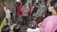 Dia berdialog dengan warga korban kebakaran.