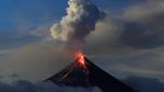 Pemandangan Lelehan Lava Gunung Mayon di Malam Hari