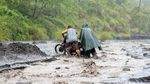 Foto: Aksi Nekat Warga Filipina Seberangi Banjir Lahar Dingin