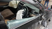 Beruntung pengemudi mobil yang masih berusia 16 tahun itu hanya mengalami luka ringan. Foto: Syahdan Alamsyah