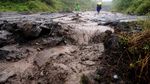 Foto: Aksi Nekat Warga Filipina Seberangi Banjir Lahar Dingin