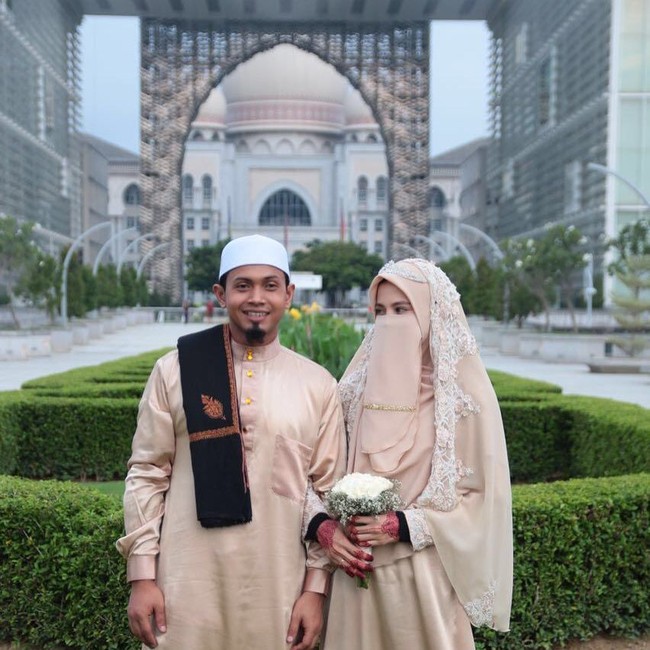 Selain Khodijah, wanita asal Malaysia Nourilly juga melangsungkan pernikahan dengan mengenakan cadar. Tampilannya ini terlhat lebih sederhana dengan hijab berbahan sifon dengan tambahan brokat. Foto: Instagram