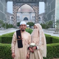 Selain Khodijah, wanita asal Malaysia Nourilly juga melangsungkan pernikahan dengan mengenakan cadar. Tampilannya ini terlhat lebih sederhana dengan hijab berbahan sifon dengan tambahan brokat. Foto: Instagram