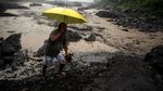 Foto: Aksi Nekat Warga Filipina Seberangi Banjir Lahar Dingin