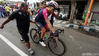 Jelang finish kembali terjadi insiden kecelakaan pebalap Tour de Indonesia.