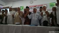 Ketua Umum Dewan Pengurus Pusat Persaudaraan Alumni 212 Slamet Maarif tak mengomentari lebih lanjut soal bantahan pergantian nama Presidium Alumni 212 menjadi Persaudaraan Alumni 212. Ia kemudian menunjukkan dua buah kopi SK.