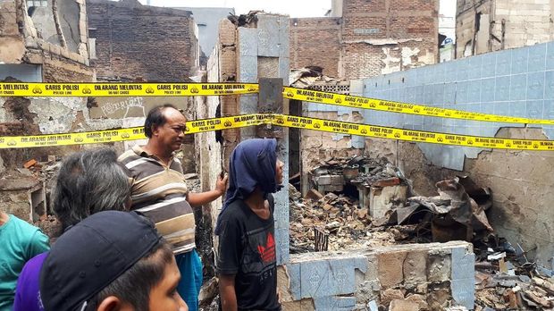 sejumlah warga masih lalu lalang di lokasi melihat kondisi rumah pasca kebakaran.