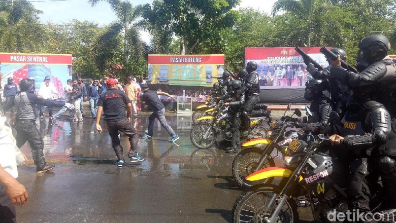 Polisi Gelar Simulasi Ricuh Pilkada di Makassar Polisi Gelar Simulasi Ricuh Pilkada di Makassar