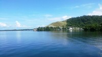 Danau Sentani. Berlokasi di Papua, masih menyimpan keindahan alami dengan air yang sangat jernih, banyak ikan-ikan yang berkembang biak secara bebas. (Foto: bejomacho/dTraveler)