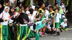 Keceriaan Pelajar Probolinggo Saat Melepas Pebalap TdI