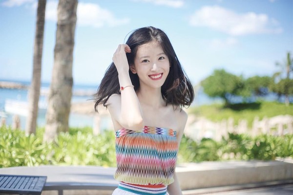 Kalau ini foto Zhang saat liburan ke pantai. Senyumnya bikin jatuh hati (@zetianzzz/Instagram)