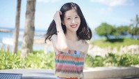 Kalau ini foto Zhang saat liburan ke pantai. Senyumnya bikin jatuh hati (@zetianzzz/Instagram)
