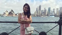 Ini gaya Ayu Ting Ting saat berpose di salah satu kawasan wisata, Sydney, Australia. Manis banget ya? Foto: Instagram Ayu Ting Ting