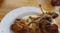 Siapa yg bisa nebak ini masakan apa?, tanya Ari. Netizen menduga menu ini kambing goreng, ayam goreng dan bebek goreng. Hmmm.. kira-kira apa ya? Foto: Instagram ariwibowo_official