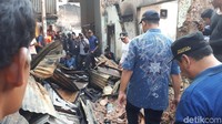 Dari catatan Anies, ada 286 bangunan dan 1327 jiwa yang hari ini harus mengungsi karena kebakaran ini. Di antara mereka ada 386 anak-anak.