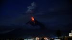 Pemandangan Lelehan Lava Gunung Mayon di Malam Hari