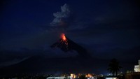 Pemandangan lava yang keluar dari Gunung Mayon di malam hari. REUTERS/Romeo Ranoco.