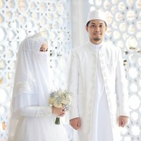 Tak hanya di Arab, niqab atau cadar semakin lazim dikenakan wanita berhijab di Asia. Meski mengenakan cadar, desain baju pengantin ini tetap cantik dan menawan. Foto: Instagram