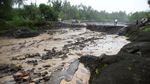 Foto: Aksi Nekat Warga Filipina Seberangi Banjir Lahar Dingin