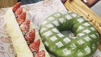 Penggemar donat sekaligus penggemar matcha patut berbahagia karena keduanya bisa disantap sekaligus. Donat warna hijau dengan taburan gula halus ini siap disantap. Foto: Instagram