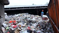 Penutupan itu dilakukan atas aduan masyarakat yang terganggu akibat bau sampah yang ada di TPS liar ini.