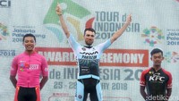 Dalam perlombaan etape ketiga dari Probolinggo menuju Banyuwangi, Sabtu (27/1), pebalap Yunani Kastrantas membuat kejutan. Pebalap dengan spesialis sprint itu justru mampu menguasai etape yang menawarkan tanjakan.