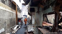 Meski api sudah padam, masih ada petugas Damkar yang siaga di lokasi. (Ahmad Bil Wahid/detikcom)