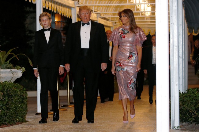 Mengenakan gaun pink sequin rancangan desainer Inggris-Turki Erdem Moralioglu, Melania Trump mencuri perhatian di Malam Tahun Baru 2018. Foto: Getty Images