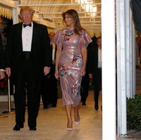 Mengenakan gaun pink sequin rancangan desainer Inggris-Turki Erdem Moralioglu, Melania Trump mencuri perhatian di Malam Tahun Baru 2018. Foto: Getty Images