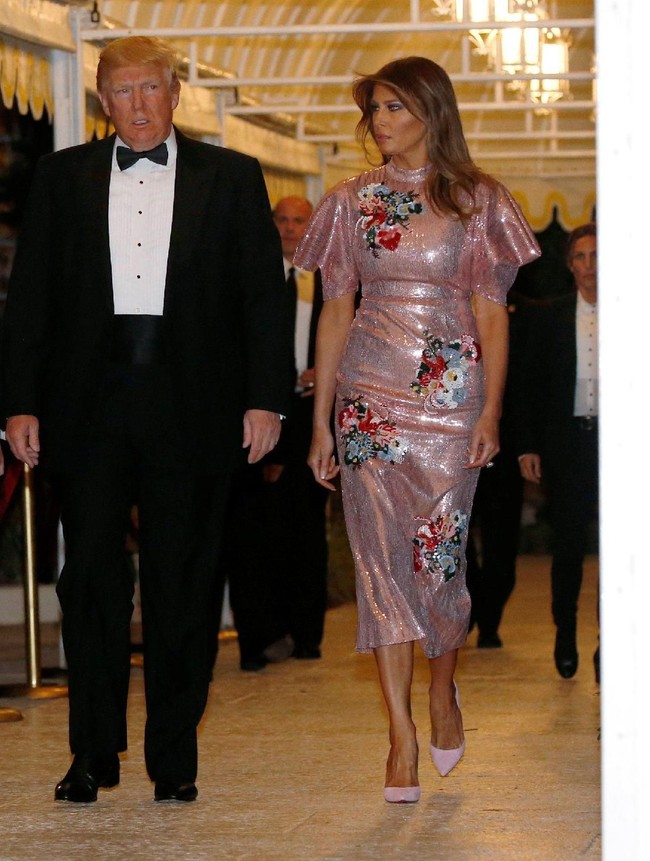 Merayakan malam tahun baru bersama Donald Trump dan anaknya Barron Trump di Mar-a-Lago, Florida, Melania Trump tampil glamor dengan gaun dari brand Inggris, Erdem, seharga USD 5.500 atau sekitar Rp 74 juta. Foto: Getty Images