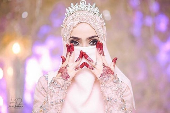 Populer di Malaysia, Khodijah juga memakai hijab bercadar saat pernikahannya. Tak hanya saat resepsi, hijab bercadarnya saar Henna Night juga mencuri perhatian. Foto: Instagram