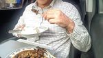 Wah, Ari Wibowo Ternyata Doyan Makan di Warung Pinggir Jalan!