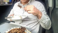 Sepertinya saudara kandung Ira Wibowo ini sangat suka sate kambing. Ari menulis, Can never say no to Sate Kambing! Di pinggir jalan kek, di mobil kek, its all goooooood... Foto: Instagram ariwibowo_official