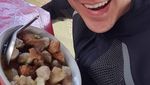 Wah, Ari Wibowo Ternyata Doyan Makan di Warung Pinggir Jalan!