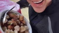 Bukan cuma di Jakarta, saat di Tawangmangu, Ari mampir makan bakso. Satu mangkok full bakso, tahu + bonus tetelan/gajih, cuma 10 rb... warbiasa.., ujar Ari. Foto: Instagram ariwibowo_official