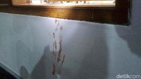 Bercak darah itu berceceran di lantai, sajadah dan jendela masjid.
