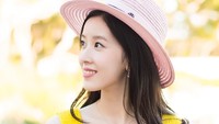 Kalau ini foto Zhang saat liburan ke Cannes di Prancis. Baju kuning yang dikenakannya semakin menambah ceria senyumnya (@zetianzzz/Instagram)