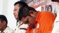 Foto: K dijerat dengan pasal 114 ayat 1 juncto pasal 132 ayat 1 subsider pasa 112 ayat 1 juncto pasa 132 ayat 1 UU nomor 35 tahun 2009 tentang Narkotika. Ia terancam hukuman maksimal 20 tahun penjara dan denda maksimal Rp 10 miliar. Fotografer: Haris Fadhil/detikcom