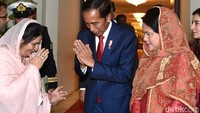 Foto: Rusman/ Biro Pers Setpres. Kehadiran Jokowi dan Iriana disambut hangat oleh Ibu Negara Pakistan Begum Mahmooda Mamnoon. Momen ini saat Begum Mahmooda Mamnoon memberi salam kepada Jokowi dan Iriana.