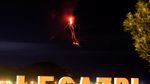 Pemandangan Lelehan Lava Gunung Mayon di Malam Hari